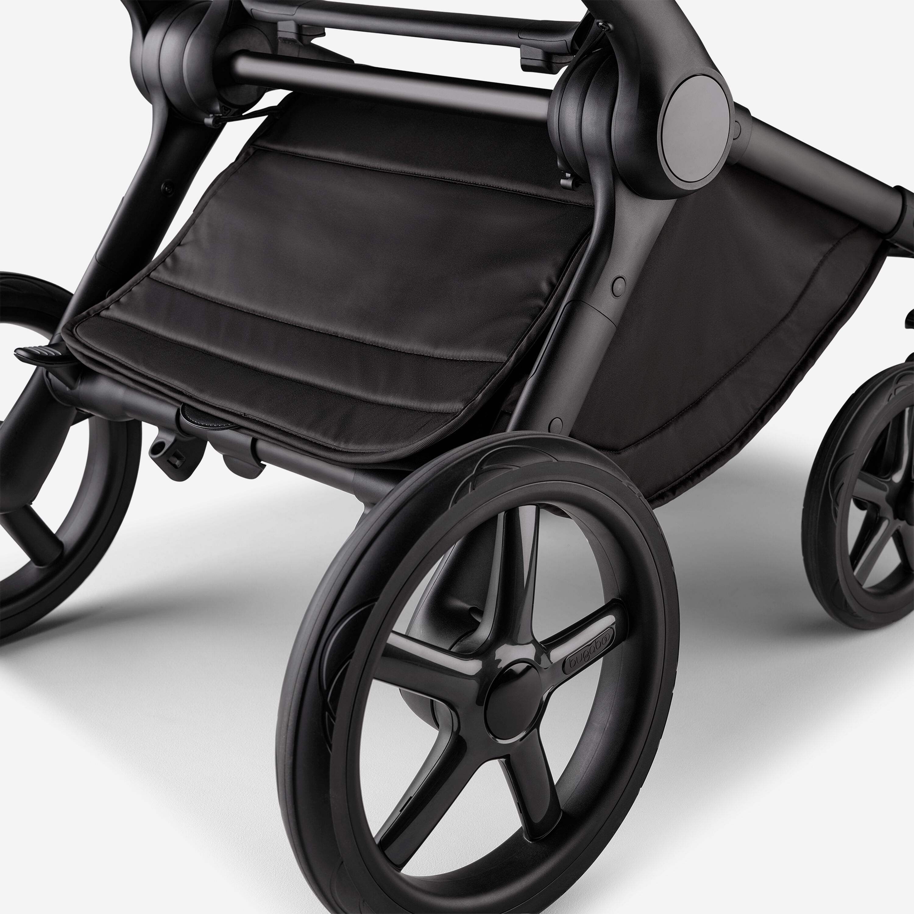 Nahaufnahme der Untergestellablage des Kinderwagens Bugaboo Fox 5 Noir Limited Edition in Tiefschwarz. - Main Modal Image Slide 6 of 15