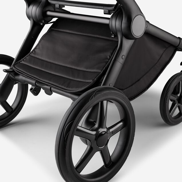 Nahaufnahme der Untergestellablage des Kinderwagens Bugaboo Fox 5 Noir Limited Edition in Tiefschwarz. - Main Image Slide 6 of 15