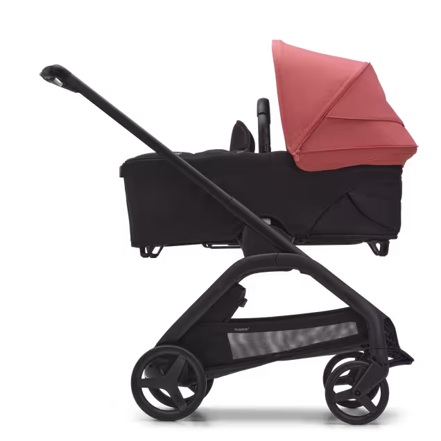 Vista laterale del passeggino con navicella Bugaboo Dragonfly con telaio black, tessuti midnight black e cappottina sunrise red. - Main Image Slide 3 of 16
