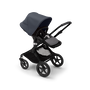 Bugaboo Fox 3 Sitz-Kinderwagen mit schwarzem Rahmen, grauem Stoff und sturmblauem Sonnendach.