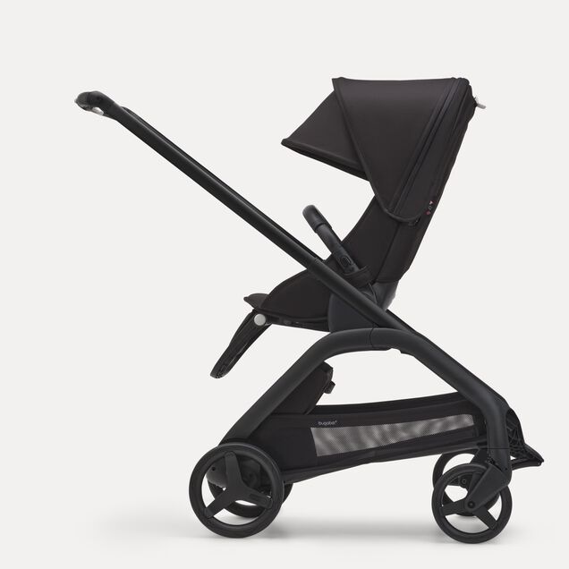 Vista lateral del carrito con silla Bugaboo Dragonfly con chasis negro, fundas negro medianoche y capota negro medianoche. - Main Image Slide 2 of 16