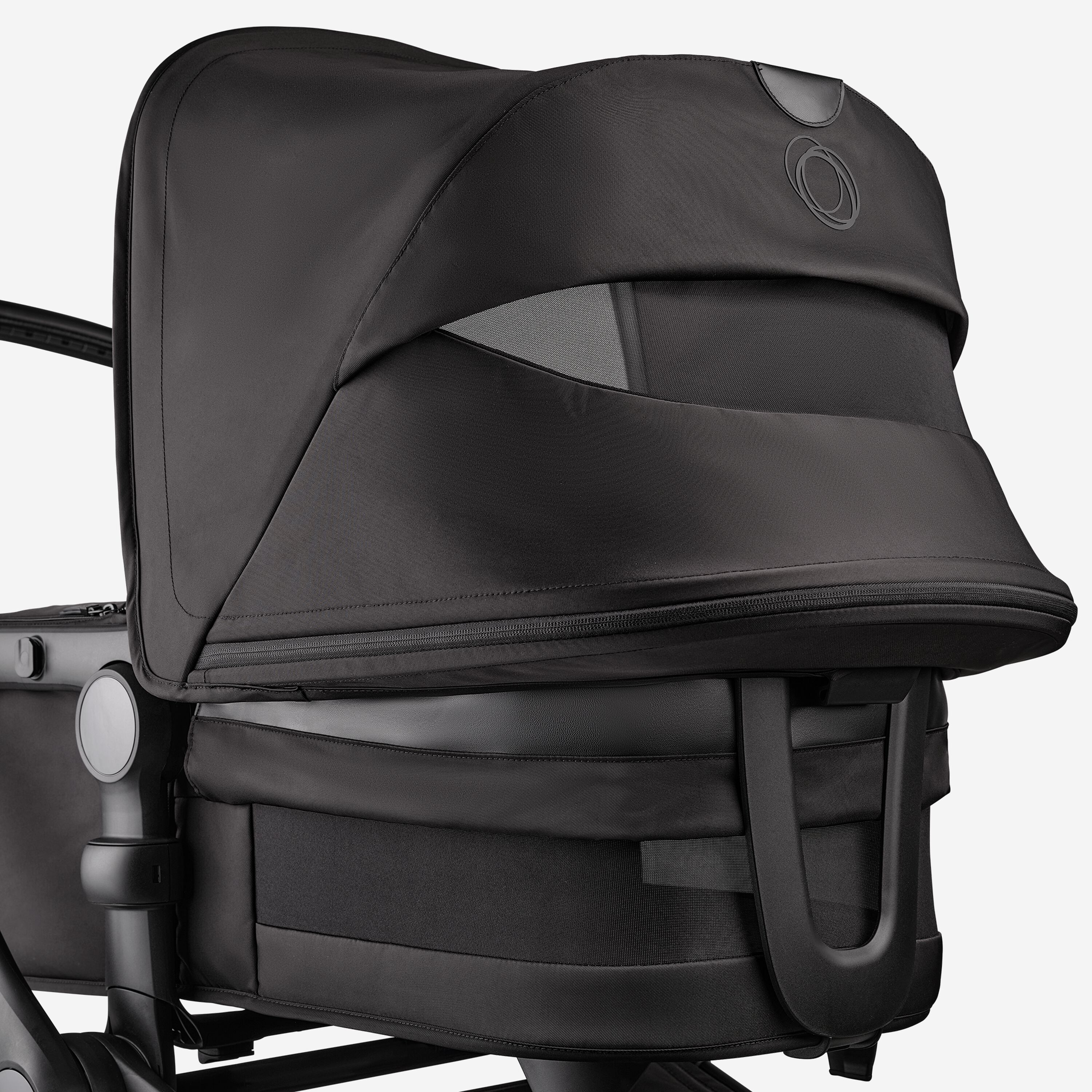 Eine Nahaufnahme des Sonnendachs und der Liegewanne des Bugaboo Fox 5 Noir Limited Edition in der Farbvariante Tiefschwarz. Das Sonnendach und die Lüftungseinsätze der Liegewanne sind sichtbar. - Main Modal Image Slide 7 of 15