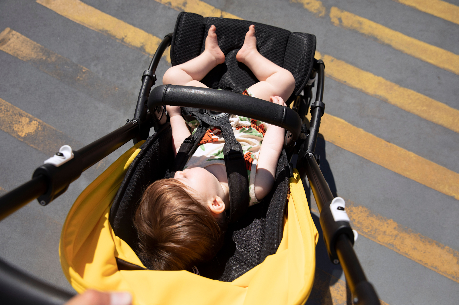 Baby schläft in einem Kinderwagen im Freien