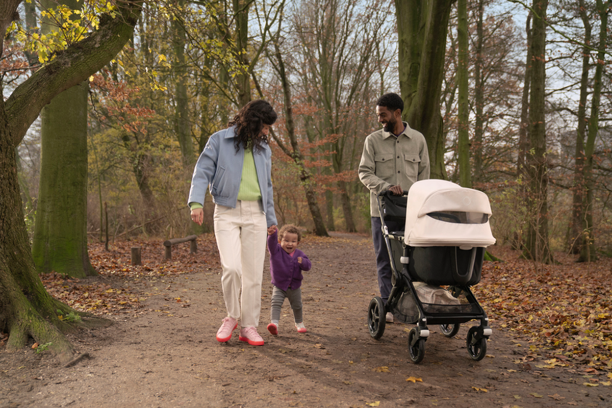 Famiglia a passeggio nel bosco con il loro passeggino multi-terreno Bugaboo Fox 3